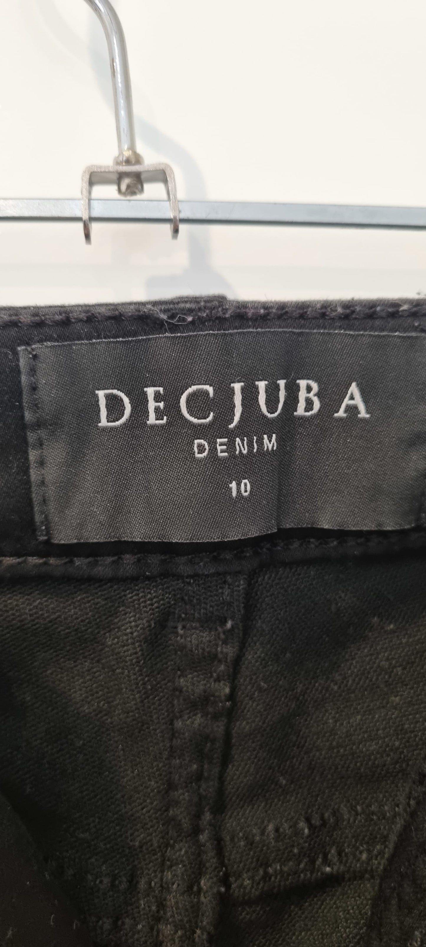 133700