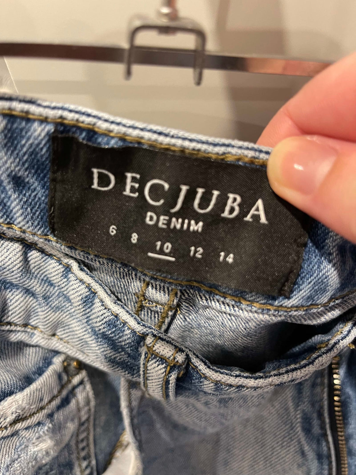 213696
