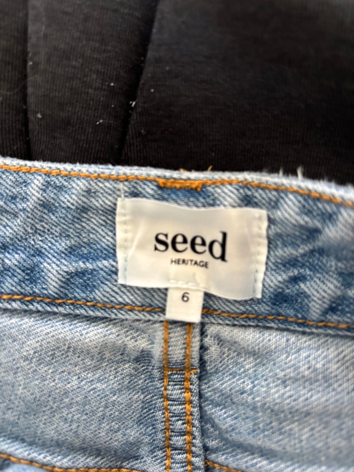158047