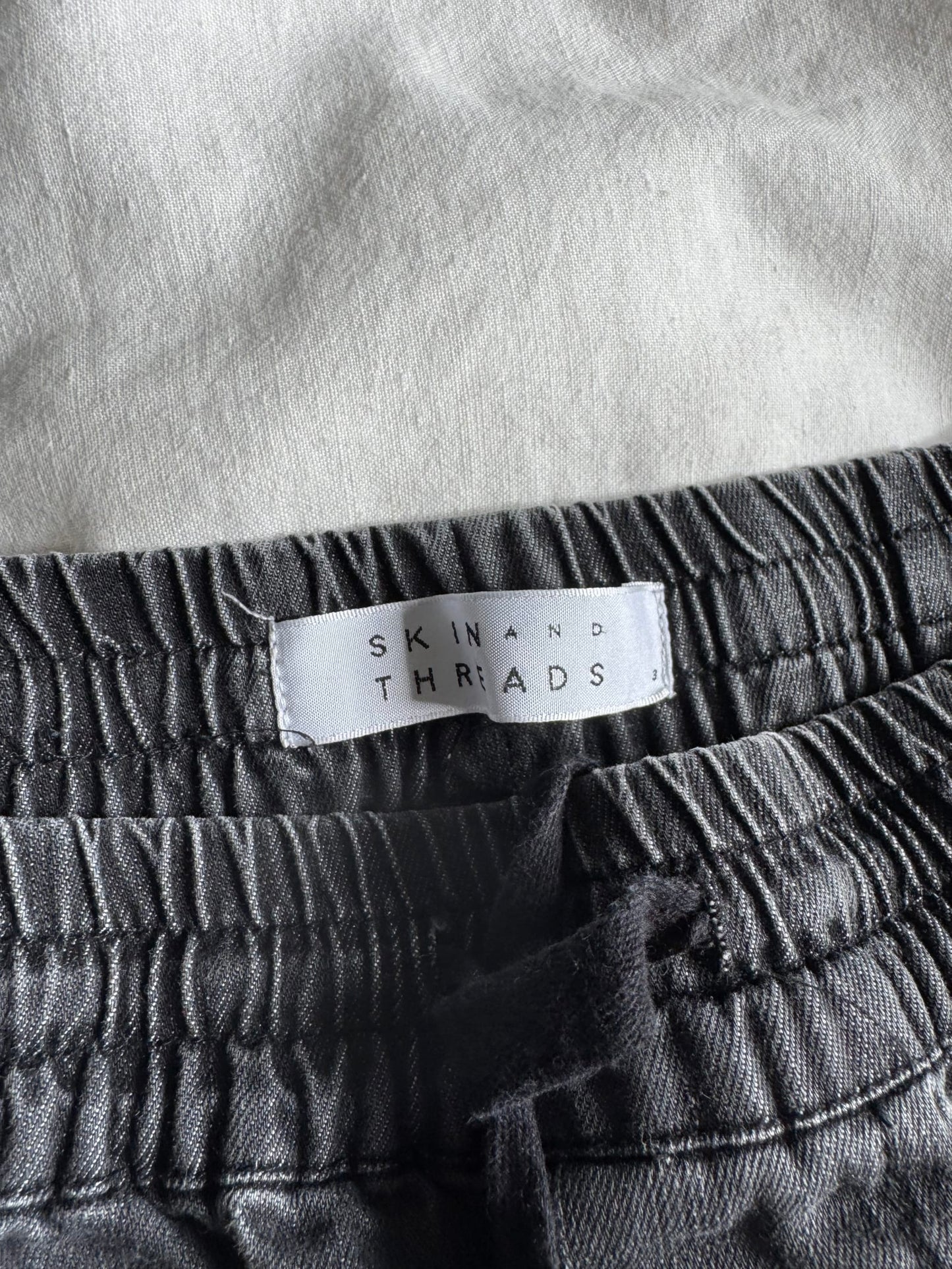 104983