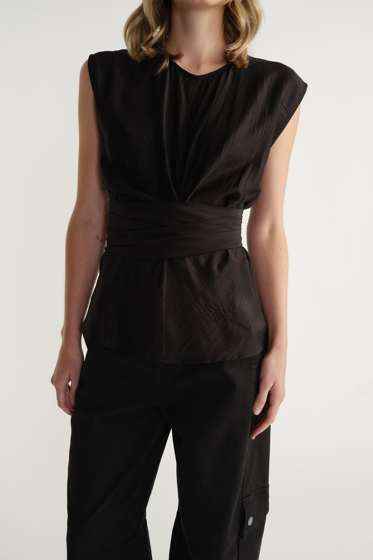 Tia Knot Front Top