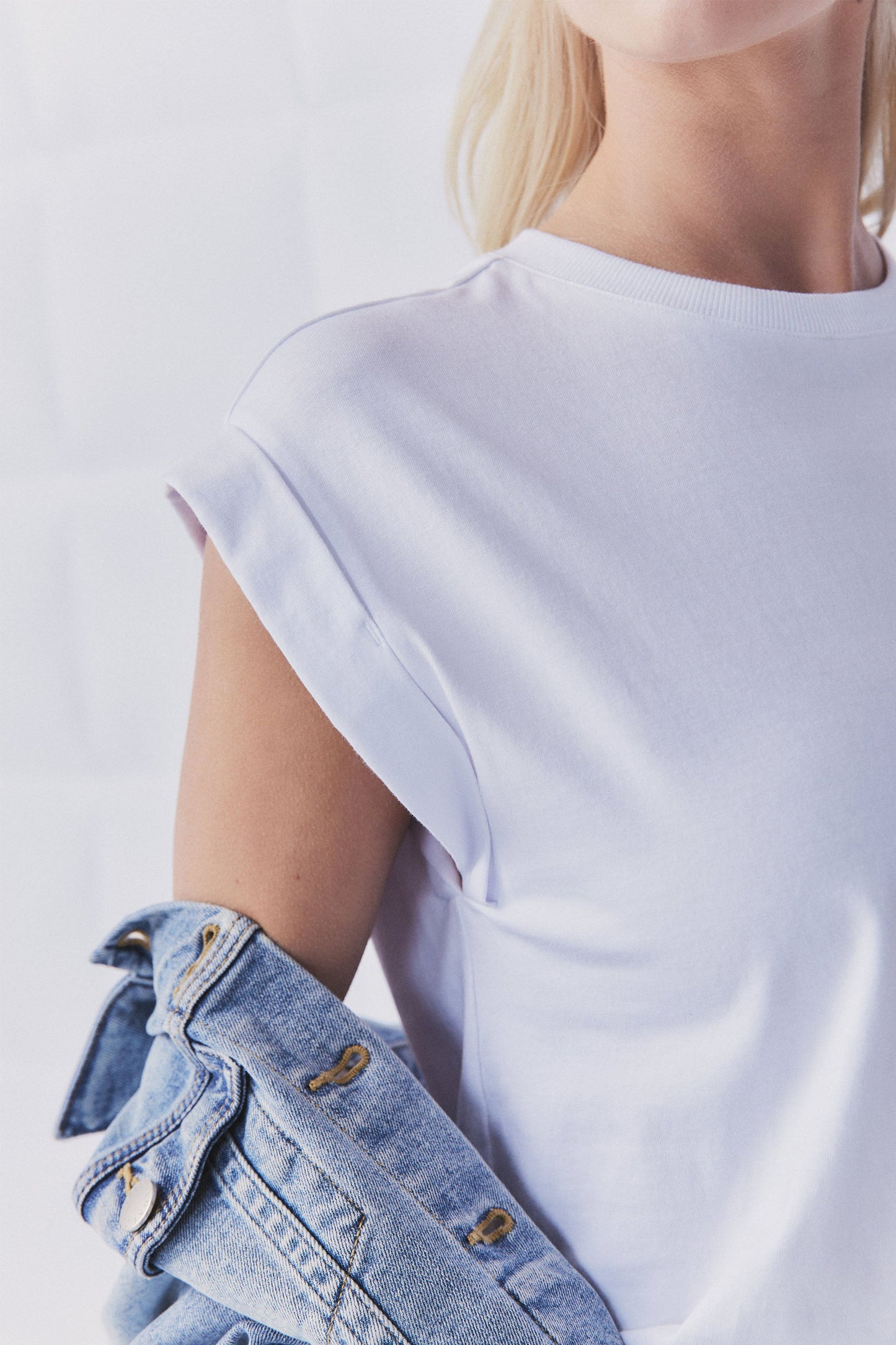 D-Luxe Rolled Cuff Tee