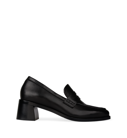 A black leather low heel shoe with a stable heel design and a leather-lined B.plantfoam footbed.