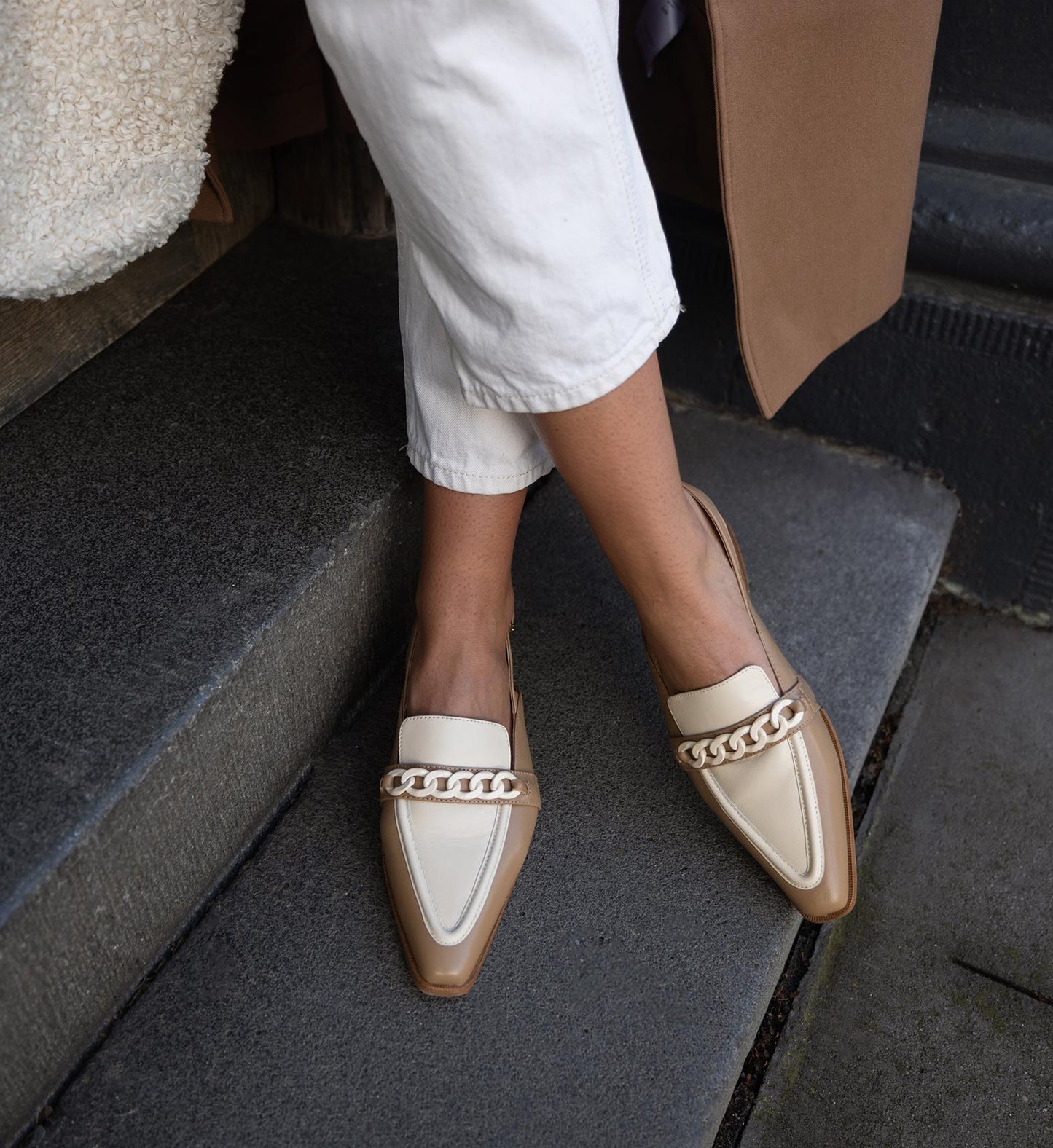 Women's contrast beige leather flat shoes