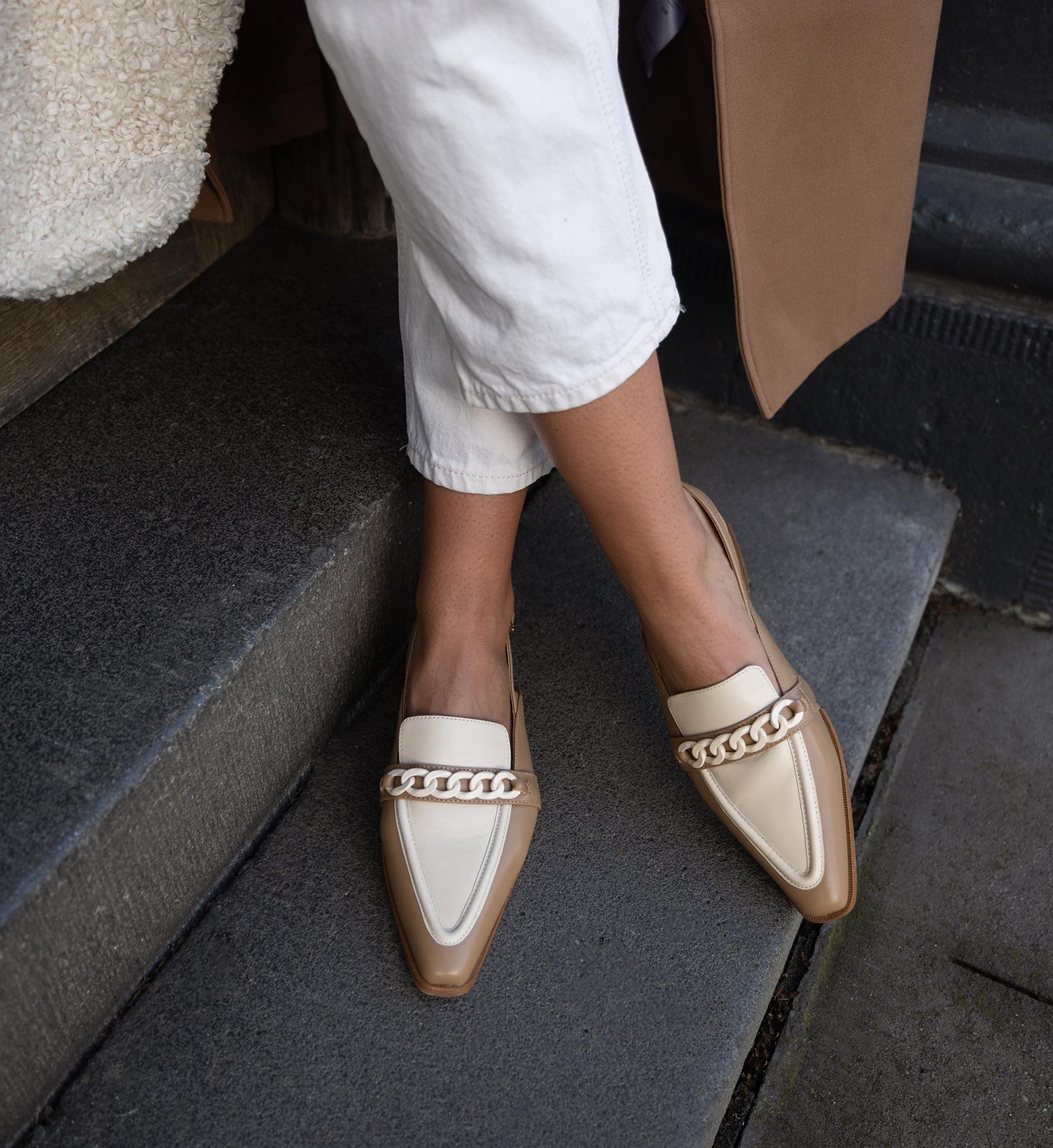 Women's contrast beige leather flat shoes