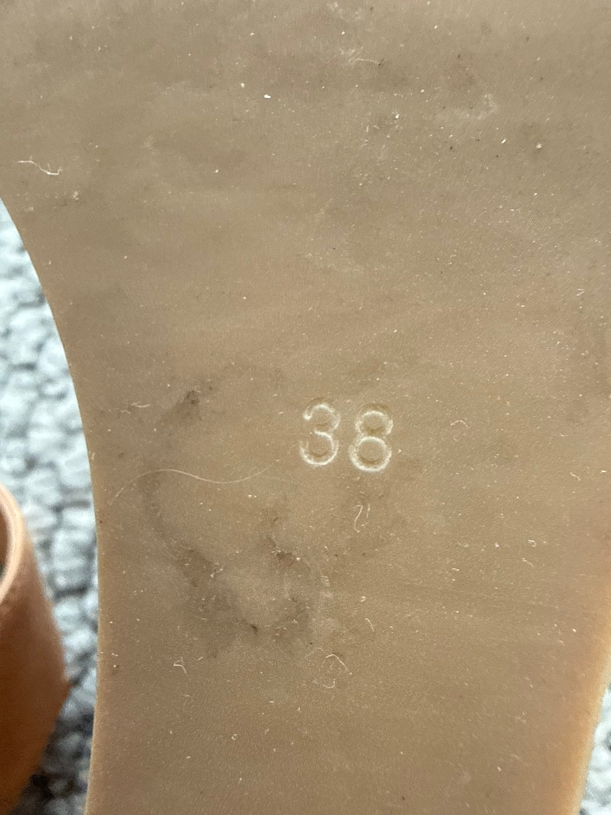 218624