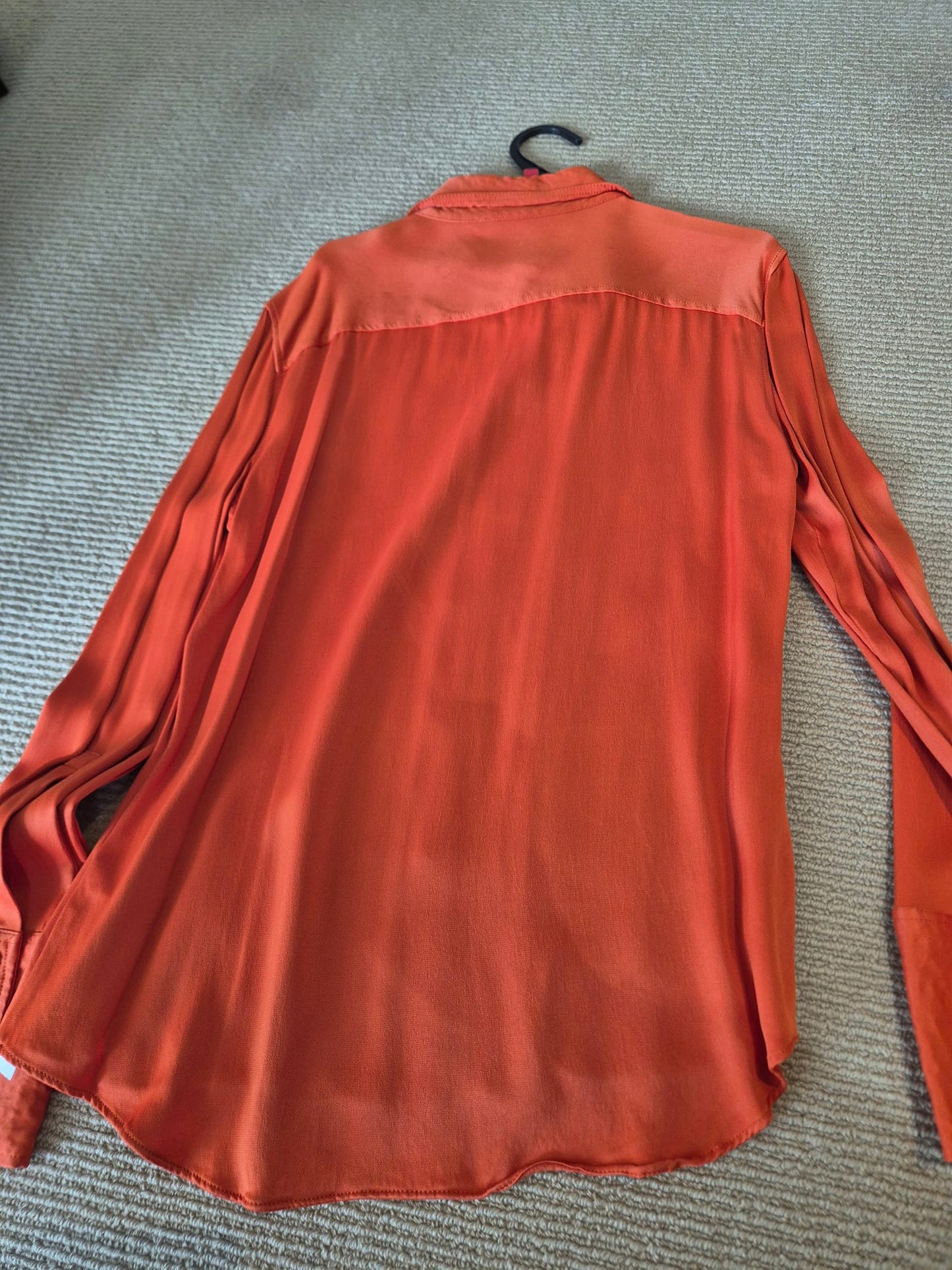 198043