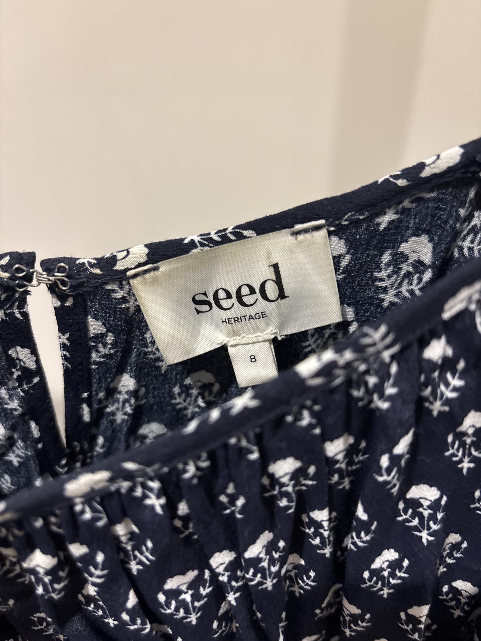 137477