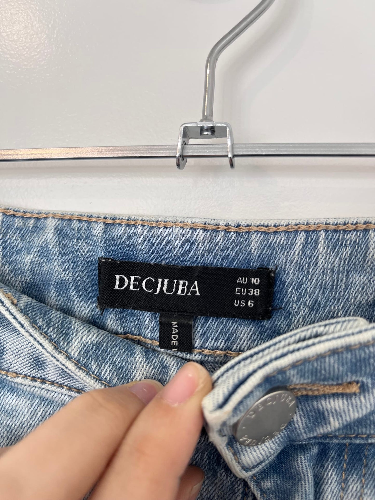 111853