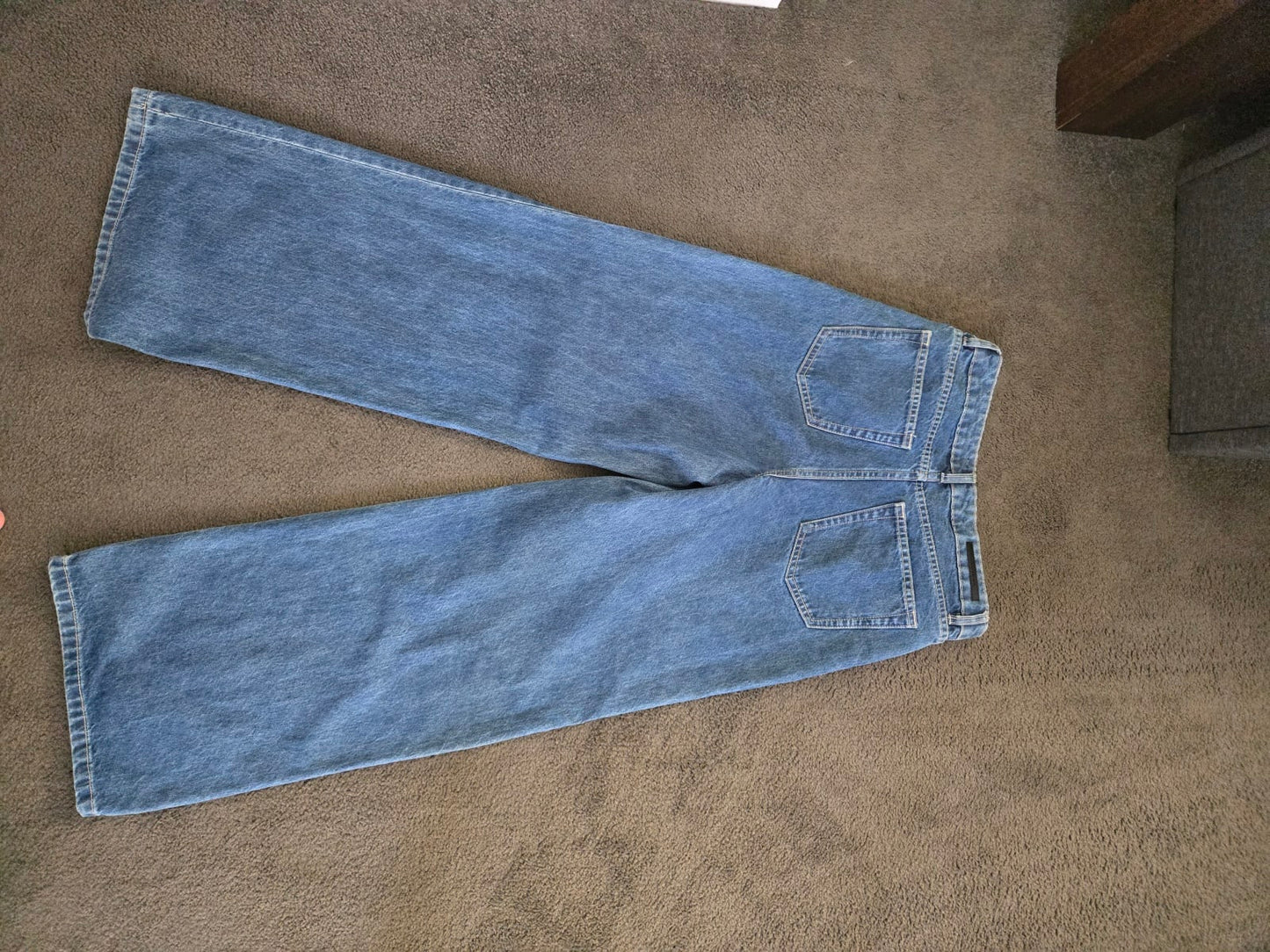 124300