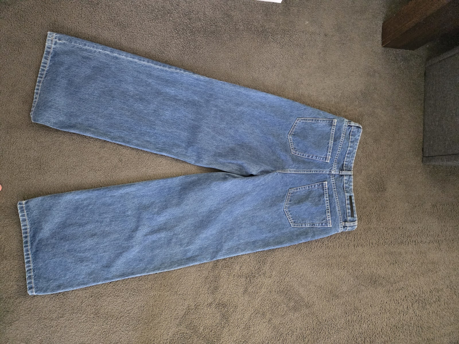 124300