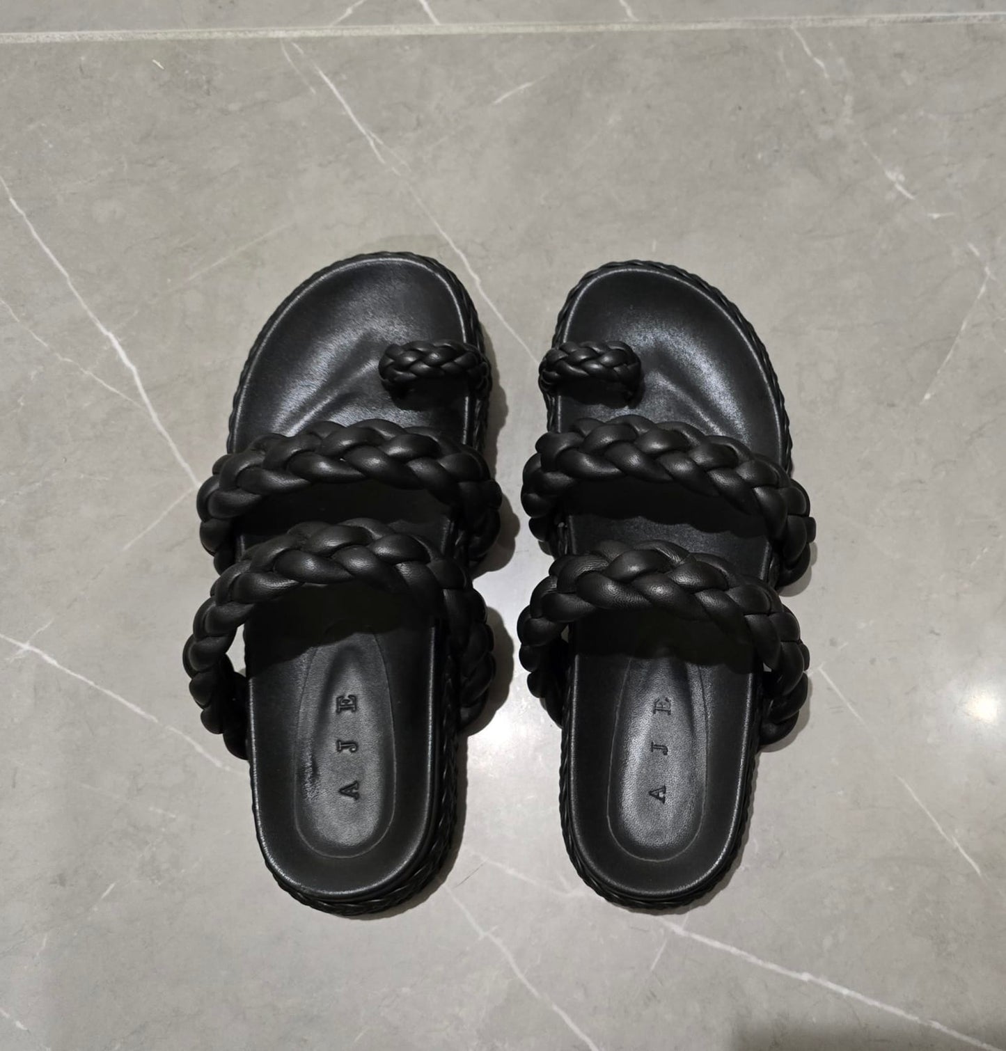 196007