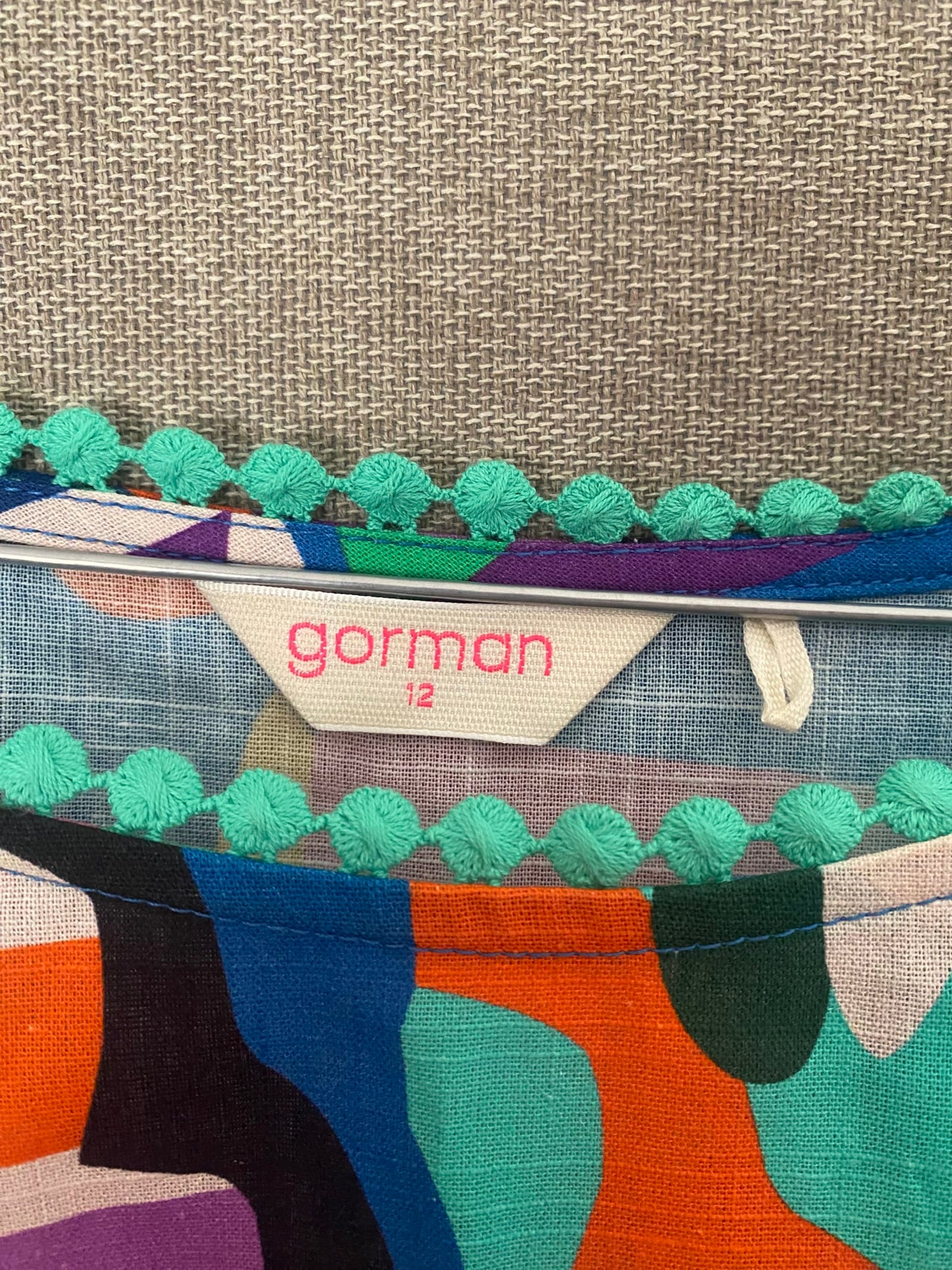 76233