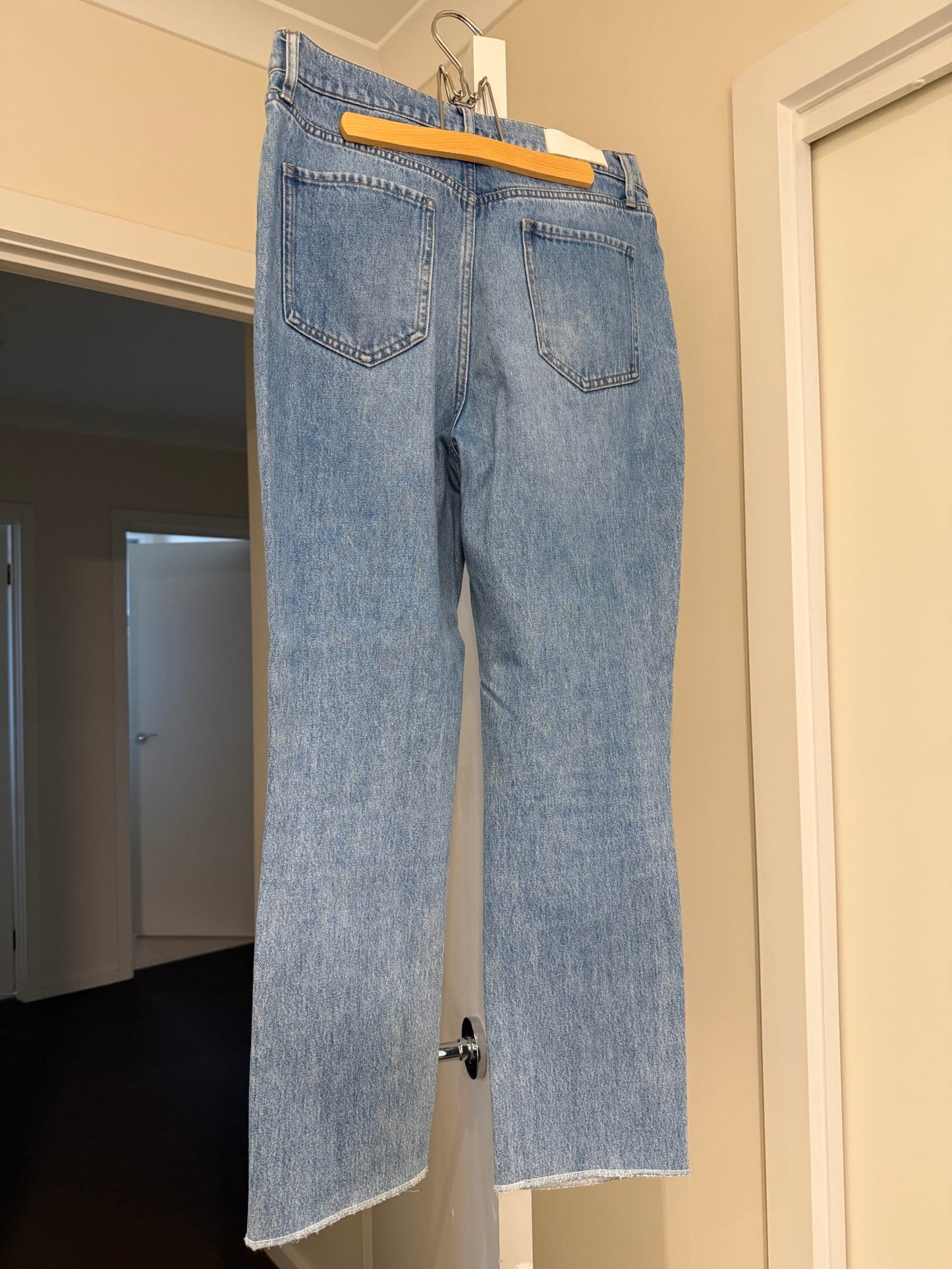 76633