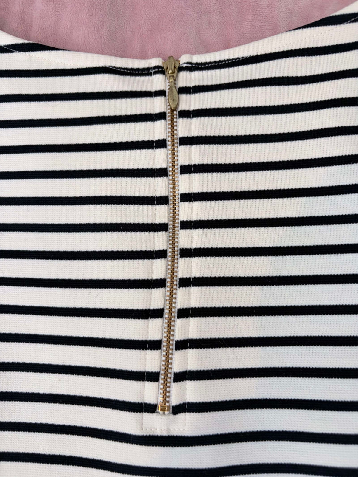 218027