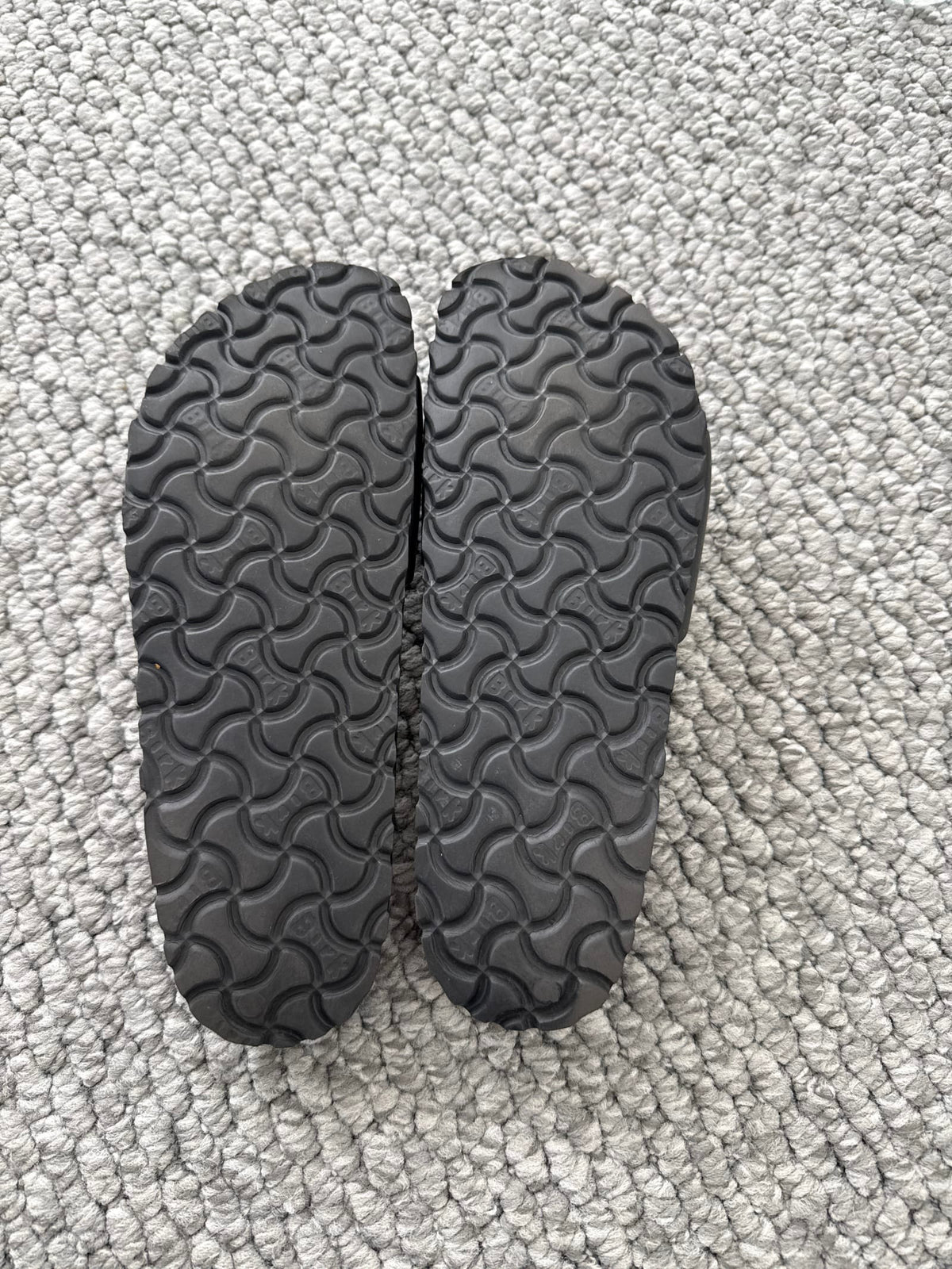 218592