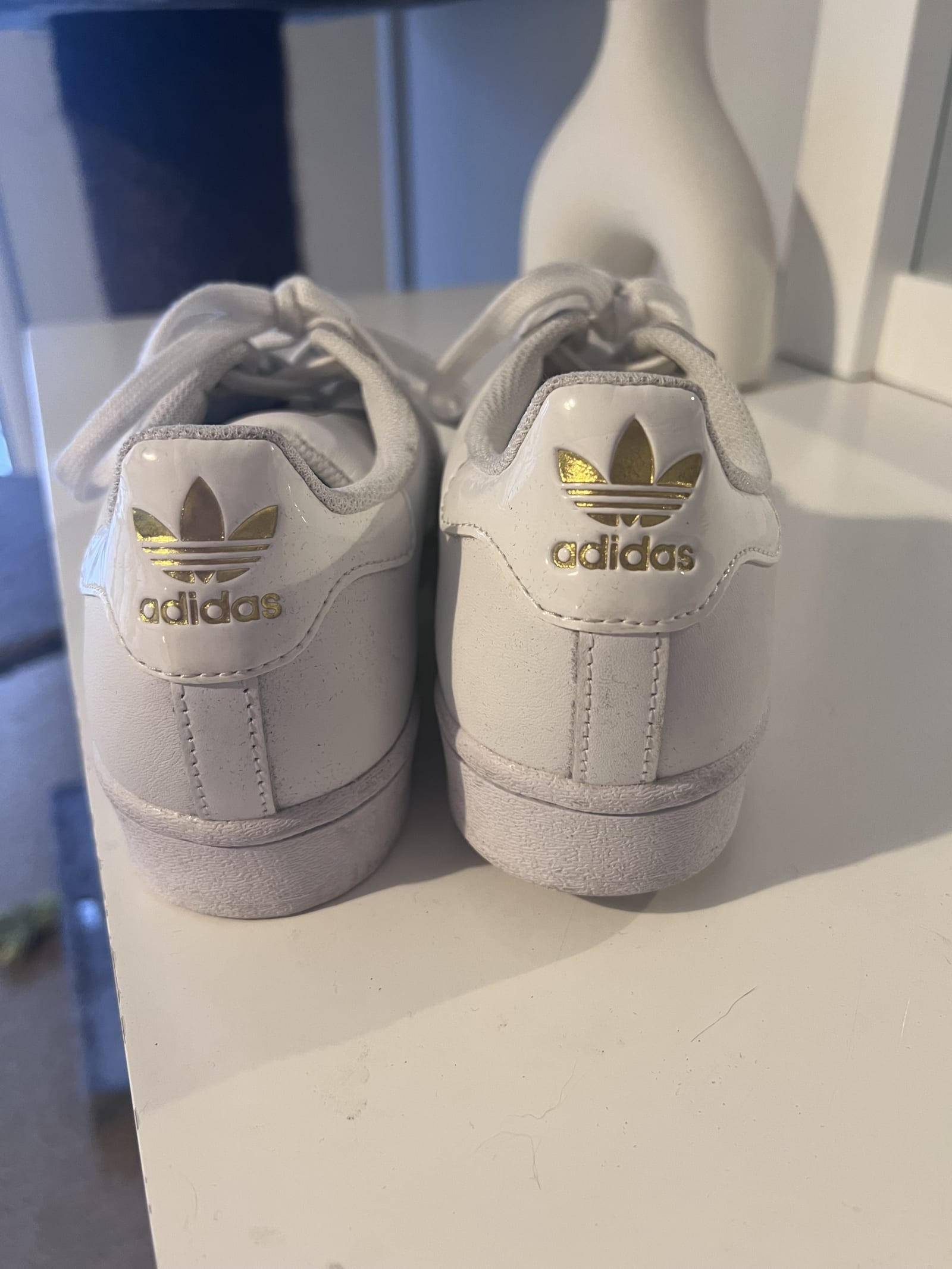 142563