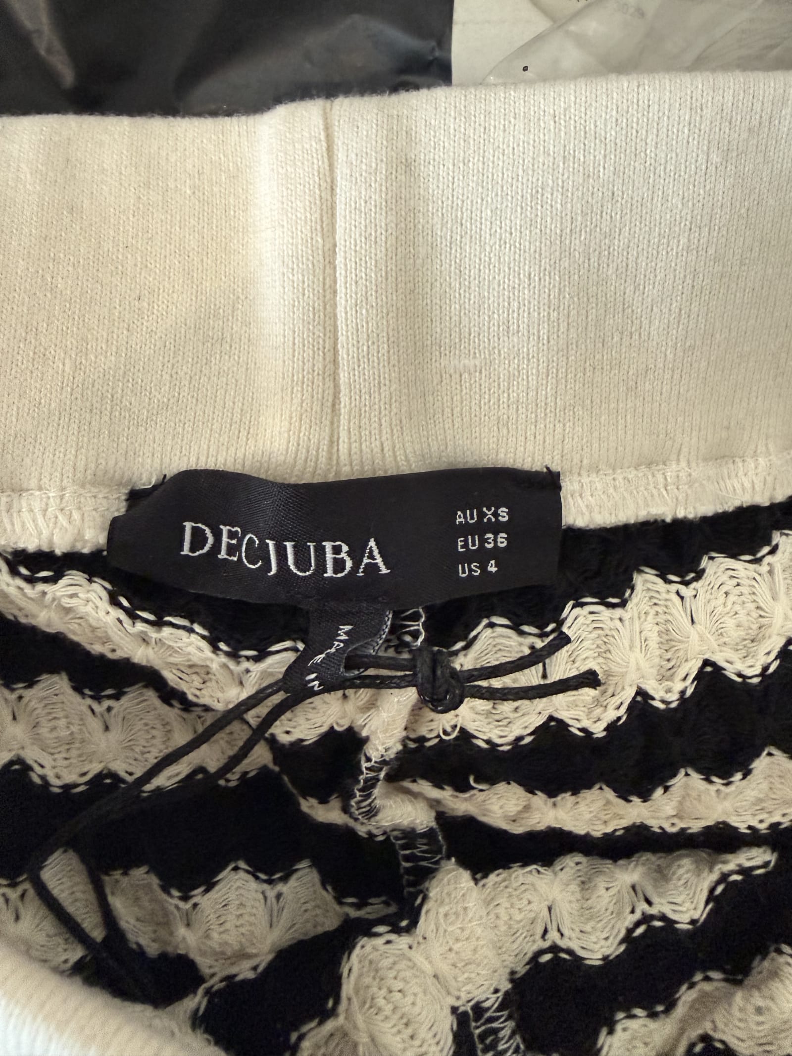 57438