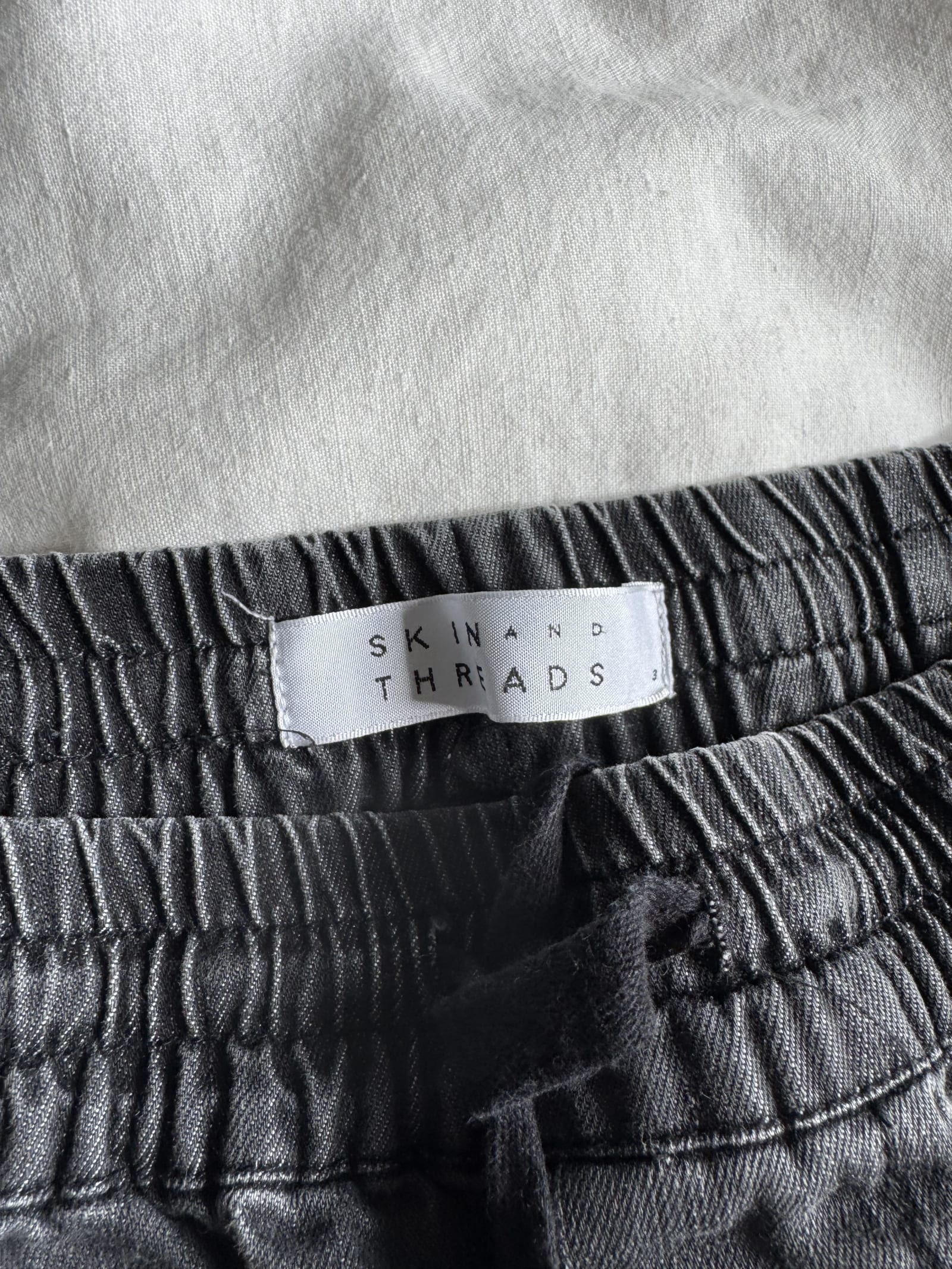 104983