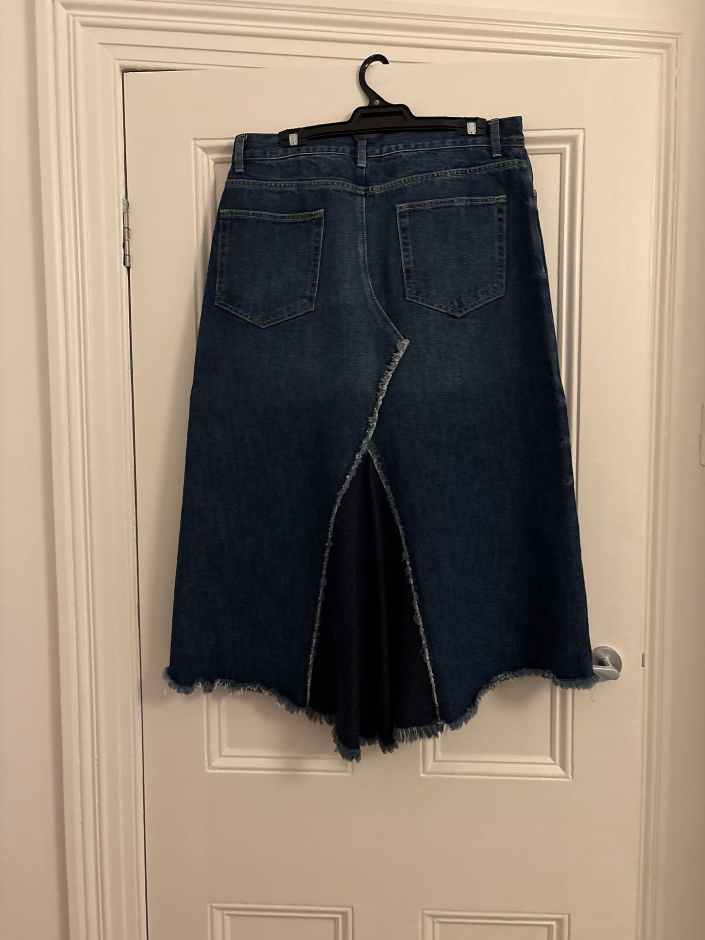 104047