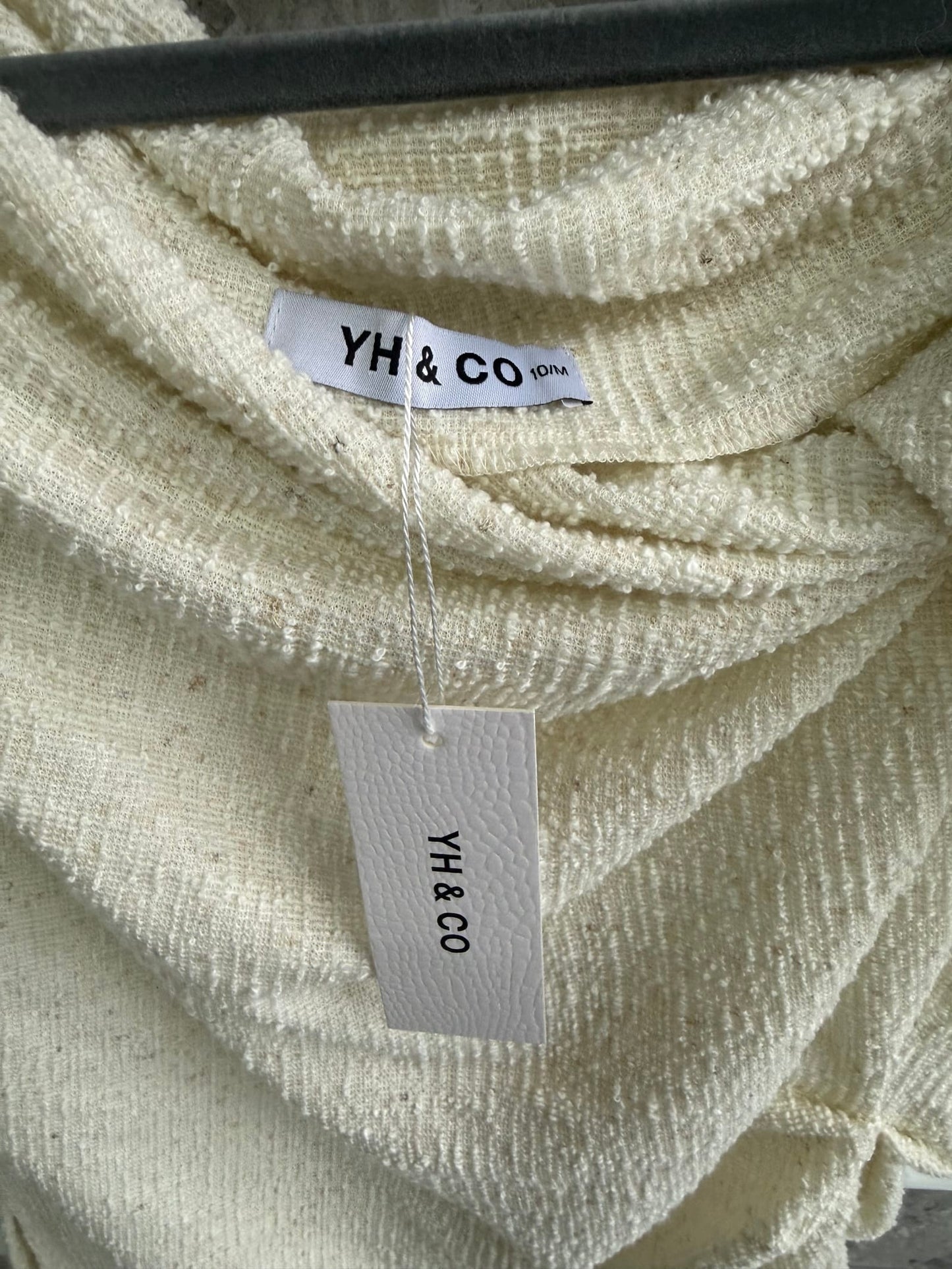 120028