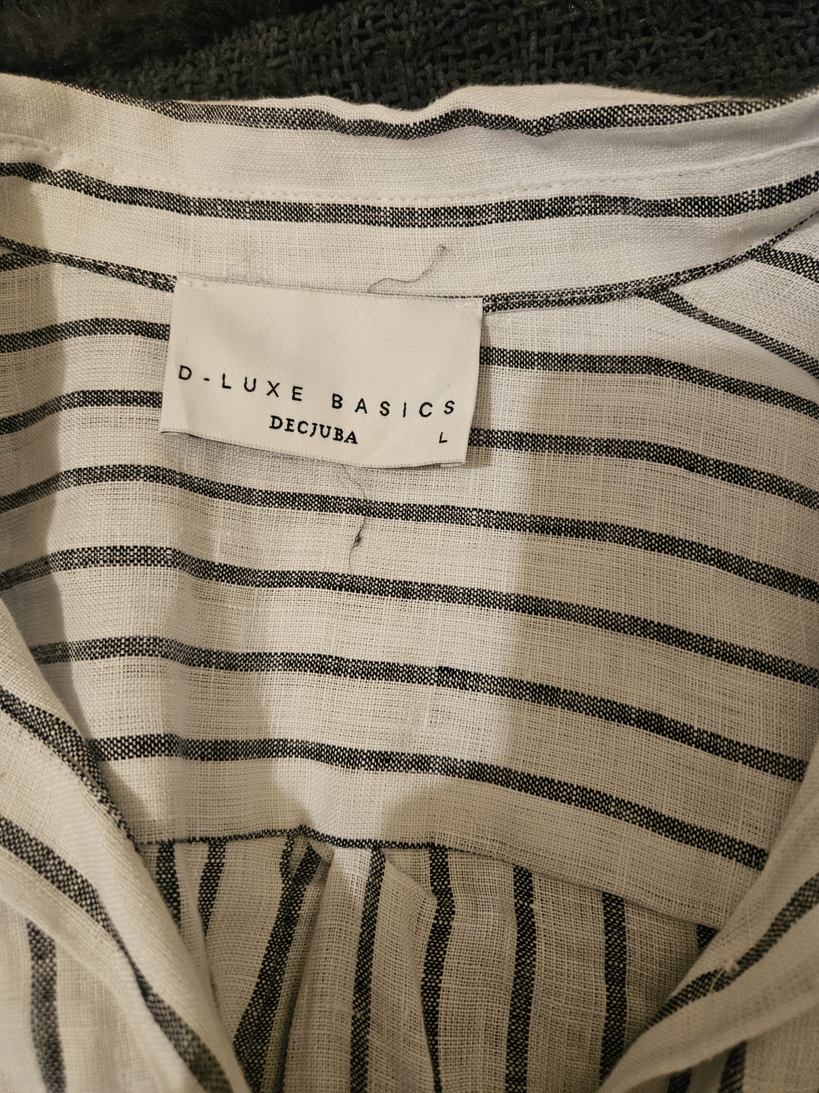152300