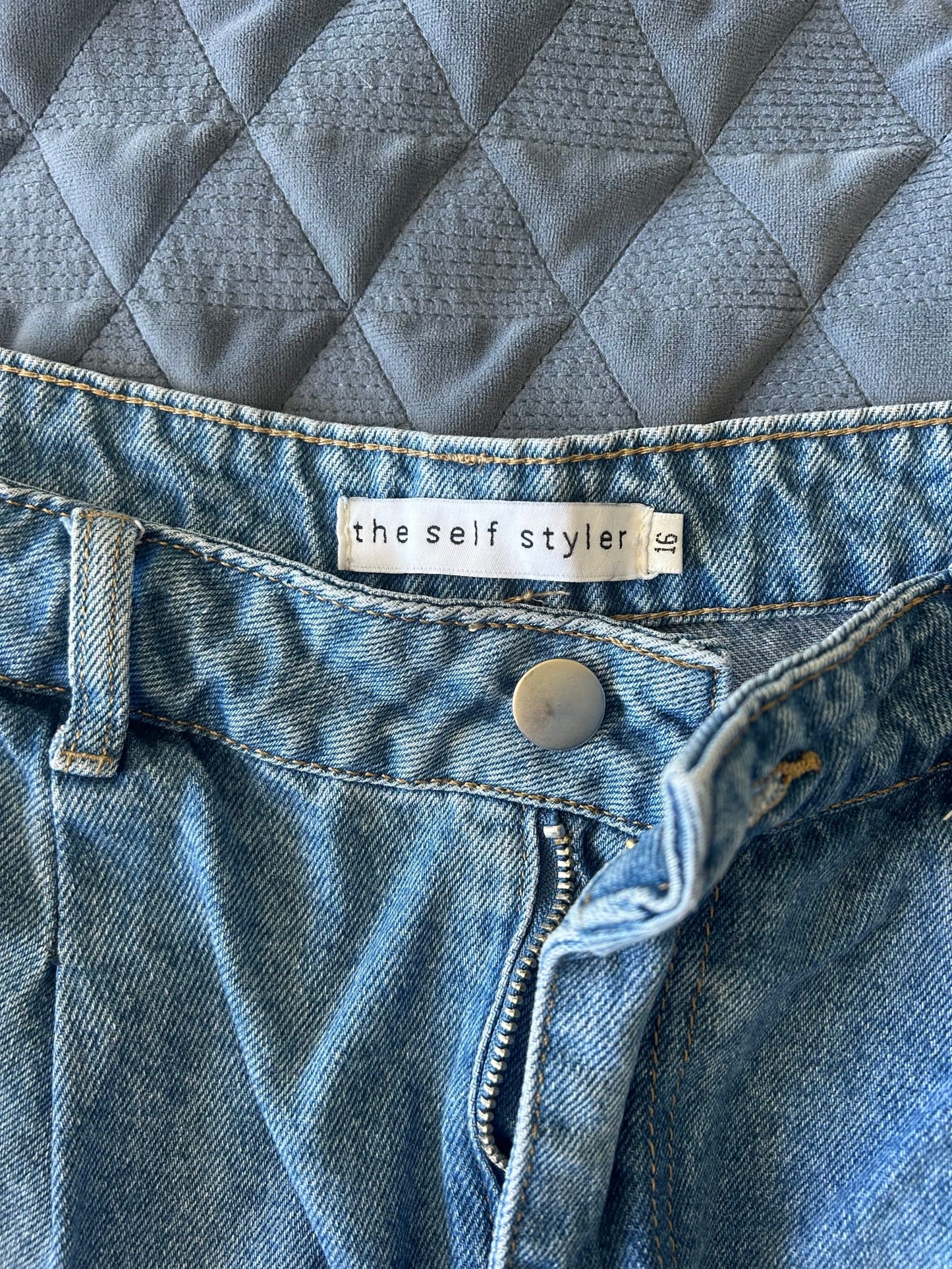 62537